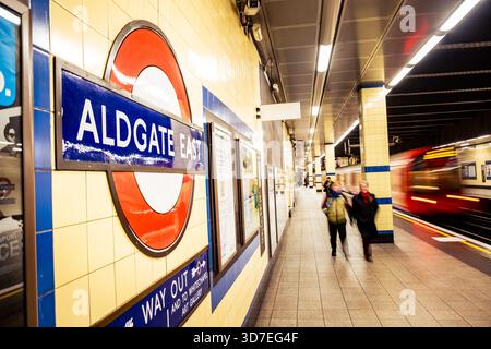 LONDRA - 29 OTTOBRE 2025: Stazione della metropolitana Aldgate East - binario in direzione est District & Hammersmith & City Line con treno in partenza Foto Stock