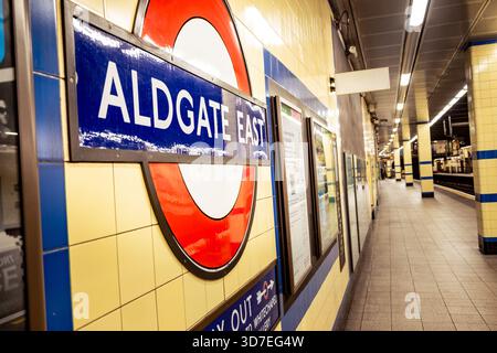 LONDRA - 29 OTTOBRE 2025: Stazione della metropolitana Aldgate East - binario in direzione est District & Hammersmith & City Line con treno in partenza Foto Stock