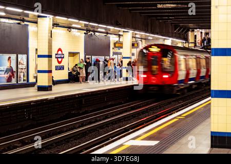 LONDRA - 29 OTTOBRE 2025: Stazione della metropolitana di Aldgate East - piattaforma District & Hammersmith & City Line Foto Stock
