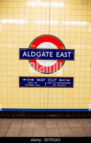 LONDRA - 29 OTTOBRE 2025: Stazione della metropolitana di Aldgate East - piattaforma District & Hammersmith & City Line Foto Stock