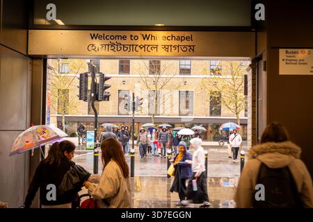 LONDRA - 29 OTTOBRE 2025: Whitechapel Station E1 - pendolari con ombrelli che escono il giorno di pioggia d'autunno Foto Stock