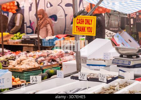 LONDRA - 29 OTTOBRE 2025: Whitechapel Market – cartello "Cash Only Thank You" al tradizionale stand alimentare Foto Stock