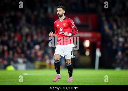 Manchester, Regno Unito. 24 novembre 2025. Il centrocampista del Manchester United Bruno Fernandes (8) durante la partita Manchester United contro Everton Premier League all'Old Trafford, Manchester, Inghilterra il 24 novembre 2025 Credit: Phil Duncan/Every Second Media Credit: Every Second Media/Alamy Live News Foto Stock