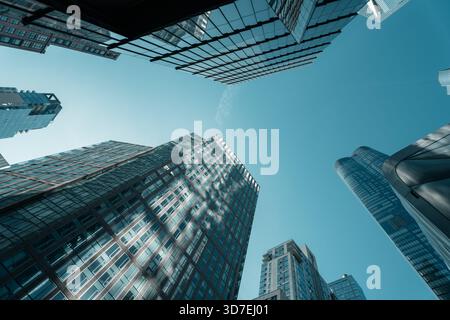 Vista del cielo tra i grattacieli di New York Foto Stock