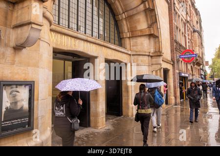 LONDRA - 29 OTTOBRE 2025: Whitechapel Art Gallery E1 - ingresso il giorno delle piogge accanto alla stazione della metropolitana di Aldgate East Foto Stock