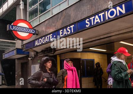LONDRA - 29 OTTOBRE 2025: Aldgate East Station - iconica stazione della metropolitana di Londra e pendolari sotto la pioggia Foto Stock