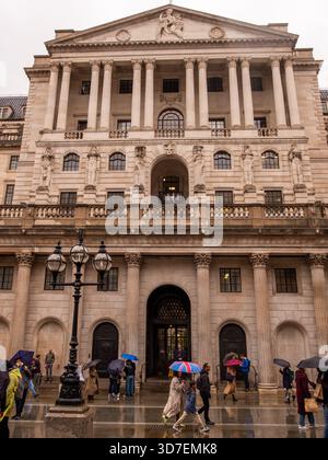 LONDRA - 29 OTTOBRE 2025: Città di Londra - Statua equestre del Duca di Wellington davanti alla Banca d'Inghilterra Foto Stock