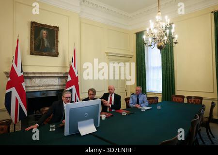 Il primo ministro Sir Keir Starmer siede con il ministro degli Esteri Yvette Cooper, il segretario alla difesa John Healey e il capo di stato maggiore della difesa Richard Knighton mentre copresiede una chiamata virtuale con i membri della Coalizione dei volenti, i paesi pronti a offrire sostegno all'Ucraina mentre gli sforzi continuavano a trovare un accordo di pace per porre fine alla guerra con la Russia di Vladimir Putin. Data foto: Martedì 25 novembre 2025. Foto Stock
