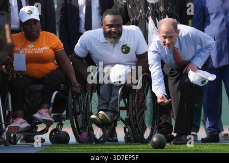 Il Duca di Edimburgo tenta le bocce con la squadra di bocce per sedie a rotelle del Ghana durante una visita per promuovere lo sport e l'inclusione in vista dei Giochi del Commonwealth del 2026, all'Accra Sports Stadium, Ghana. Data foto: Martedì 25 novembre 2025. Foto Stock