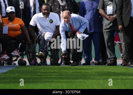 Il Duca di Edimburgo tenta le bocce con la squadra di bocce per sedie a rotelle del Ghana durante una visita per promuovere lo sport e l'inclusione in vista dei Giochi del Commonwealth del 2026, all'Accra Sports Stadium, Ghana. Data foto: Martedì 25 novembre 2025. Foto Stock