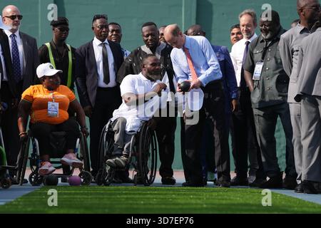 Il Duca di Edimburgo tenta le bocce con la squadra di bocce per sedie a rotelle del Ghana durante una visita per promuovere lo sport e l'inclusione in vista dei Giochi del Commonwealth del 2026, all'Accra Sports Stadium, Ghana. Data foto: Martedì 25 novembre 2025. Foto Stock