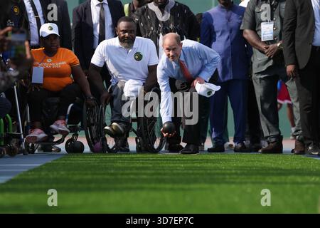 Il Duca di Edimburgo tenta le bocce con la squadra di bocce per sedie a rotelle del Ghana durante una visita per promuovere lo sport e l'inclusione in vista dei Giochi del Commonwealth del 2026, all'Accra Sports Stadium, Ghana. Data foto: Martedì 25 novembre 2025. Foto Stock