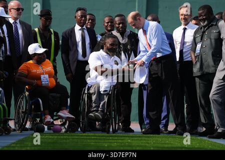 Il Duca di Edimburgo tenta le bocce con la squadra di bocce per sedie a rotelle del Ghana durante una visita per promuovere lo sport e l'inclusione in vista dei Giochi del Commonwealth del 2026, all'Accra Sports Stadium, Ghana. Data foto: Martedì 25 novembre 2025. Foto Stock