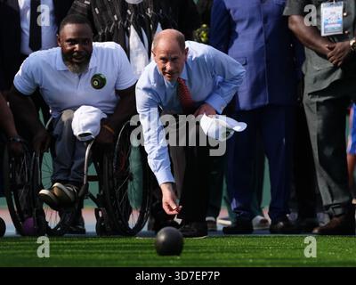 Il Duca di Edimburgo tenta le bocce con la squadra di bocce per sedie a rotelle del Ghana durante una visita per promuovere lo sport e l'inclusione in vista dei Giochi del Commonwealth del 2026, all'Accra Sports Stadium, Ghana. Data foto: Martedì 25 novembre 2025. Foto Stock