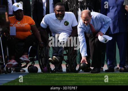 Il Duca di Edimburgo tenta le bocce con la squadra di bocce per sedie a rotelle del Ghana durante una visita per promuovere lo sport e l'inclusione in vista dei Giochi del Commonwealth del 2026, all'Accra Sports Stadium, Ghana. Data foto: Martedì 25 novembre 2025. Foto Stock