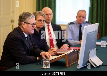 Il primo ministro Sir Keir Starmer siede con il ministro degli Esteri Yvette Cooper, il segretario alla difesa John Healey e il capo di stato maggiore della difesa Richard Knighton mentre copresiede una chiamata virtuale con i membri della Coalizione dei volenti, i paesi pronti a offrire sostegno all'Ucraina mentre gli sforzi continuavano a trovare un accordo di pace per porre fine alla guerra con la Russia di Vladimir Putin. Data foto: Martedì 25 novembre 2025. Foto Stock
