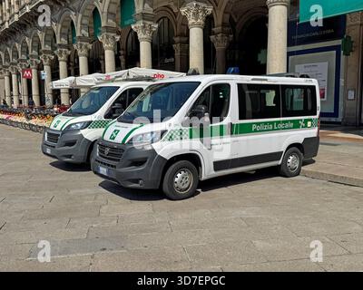 Milano, Italia - 28 aprile 2025: Furgoni della polizia locale italiana parcheggiati su una piazza pubblica. Nessuno nei veicoli de. Foto Stock