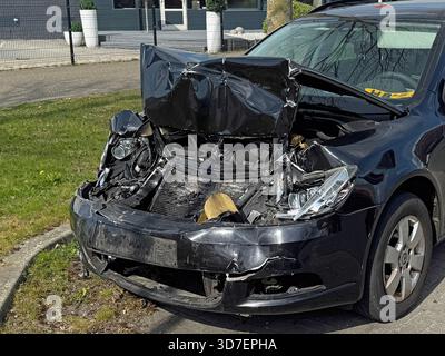 Almere, Paesi Bassi - 14 aprile 2025: Relitto Skoda Octavia parcheggiato in un parcheggio pubblico. Nessuno nel veicolo. Foto Stock
