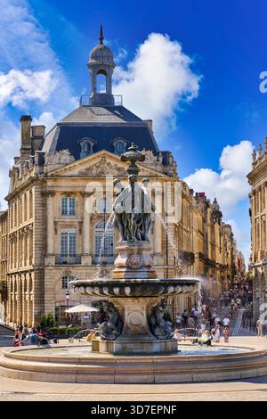 Fontana, Place de la Bourse, Bordeaux, Aquitania, Gironda, Francia, Europa Foto Stock