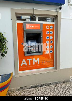 Algavre, Portogallo - 26 dicembre 2024: Orange ATM Express. Foto Stock