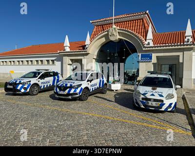 Algavre, Portogallo - 26 dicembre 2024: Auto della polizia portoghese parcheggiate di fronte a una stazione di polizia. Foto Stock