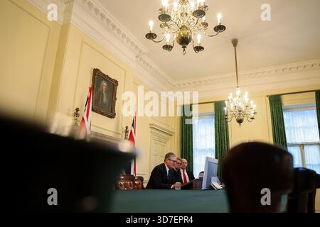 Il primo ministro Sir Keir Starmer siede con il ministro degli Esteri Yvette Cooper, il segretario alla difesa John Healey e il capo di stato maggiore della difesa Richard Knighton mentre copresiede una chiamata virtuale con i membri della Coalizione dei volenti, i paesi pronti a offrire sostegno all'Ucraina mentre gli sforzi continuavano a trovare un accordo di pace per porre fine alla guerra con la Russia di Vladimir Putin. Data foto: Martedì 25 novembre 2025. Foto Stock
