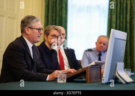 Il primo ministro Sir Keir Starmer siede con il ministro degli Esteri Yvette Cooper, il segretario alla difesa John Healey e il capo di stato maggiore della difesa Richard Knighton mentre copresiede una chiamata virtuale con i membri della Coalizione dei volenti, i paesi pronti a offrire sostegno all'Ucraina mentre gli sforzi continuavano a trovare un accordo di pace per porre fine alla guerra con la Russia di Vladimir Putin. Data foto: Martedì 25 novembre 2025. Foto Stock