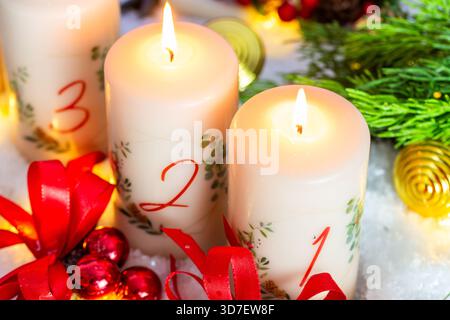 Saluti per la seconda domenica di Avvento: Due candele accese dell'Avvento con decorazioni natalizie Foto Stock