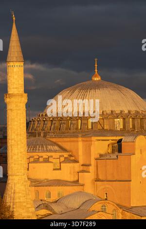 Luce del tramonto su Hagia Sophia, Istanbul, Turchia Foto Stock
