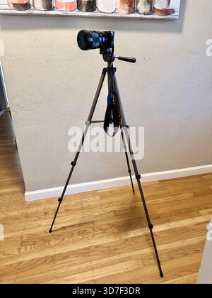 Fotocamera Sony su treppiede per interni Foto Stock