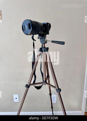 Fotocamera Sony su treppiede per interni Foto Stock