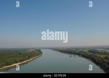 Vista panoramica dal pilone orientale del ponte Megyeri sul Danubio a nord Foto Stock