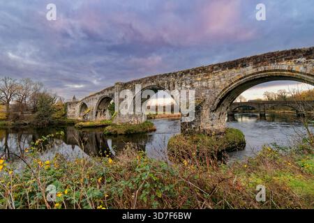 Stirling Old Bridge, Scozia, vista del tramonto sul ponte e sul fiume Forth Foto Stock