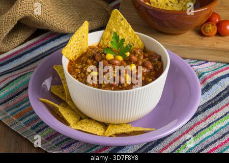 Ciotola con peperoncino con carne e nachos Foto Stock