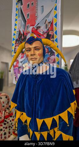 Meersburg, 27 febbraio 2025. Manichino in costume da giullare blu e giallo per il Carnevale tedesco Fasnet, Fasnacht o Fasching. Foto Stock