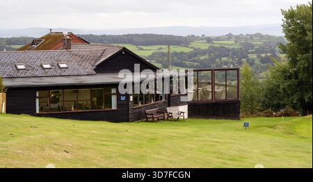Kington Golf Club, Bradnor Hill, Kington, Inghilterra, Regno Unito - il campo da golf a 18 buche più alto d'Inghilterra - Vista del 18° green con circolo Foto Stock