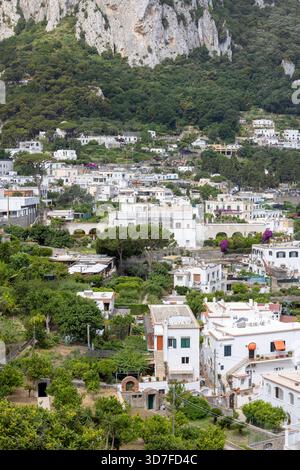 Isola di Capri, Italia - 28 giugno 2021: Vista dalla terrazza panoramica di Piazza Umberto i (la Piazzetta) della città Foto Stock