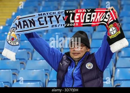 I fan di Man City scattano una foto della loro sciarpa Manchester City contro Bayer 04 Leverkusen durante il 5 di UEFA Champions League Matchday 5 di 8 Manchester City contro Bayer 04 Leverkusen al City of Manchester Stadium, Manchester, Regno Unito, 25 novembre 2025 (foto di Mark Cosgrove/News Images) **** GER AUT sui OUT *** Foto Stock