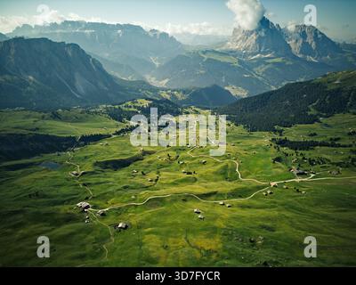 Veduta aerea dei prati dell'Alpe di Siusi con i monti Sassolungo e Sassopiatto Foto Stock