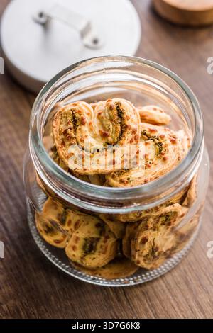 Cracker salati croccanti in vaso su un tavolo di legno. Foto Stock