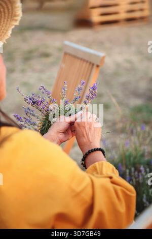 Primo piano di donne che preparano il bouquet di lavanda Foto Stock