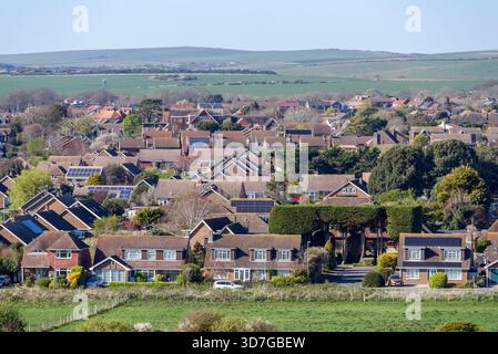 Case indipendenti in mattoni in un quartiere residenziale periferico. Molte delle case hanno pannelli solari sul tetto. Foto Stock