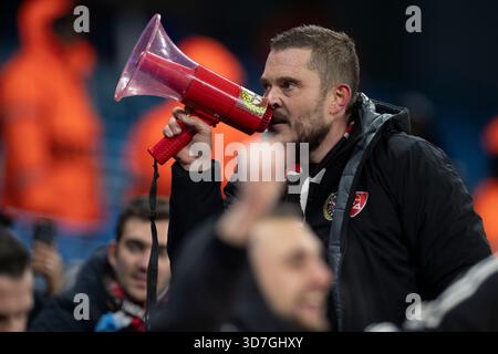 Tifoso del Bayer Leverkusen durante la fase 5 della UEFA Champions League tra Manchester City e Bayer Leverkusen all'Etihad Stadium di Manchester martedì 25 novembre 2025. (Foto: Mike Morese | mi News) crediti: MI News & Sport /Alamy Live News Foto Stock