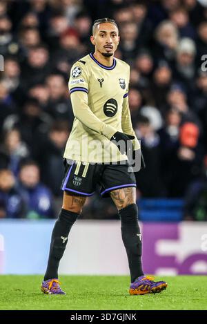 Londra, Regno Unito. 25 novembre 2025. Raphinha di Barcellona durante il 5 di 8 incontro di UEFA Champions League Chelsea contro Barcellona allo Stamford Bridge, Londra, Regno Unito, 25 novembre 2025 (foto di Alfie Cosgrove/News Images) *** GER AUT sui OUT *** a Londra, Regno Unito il 25/11/2025. (Foto di Alfie Cosgrove/News Images/Sipa USA) credito: SIPA USA/Alamy Live News Foto Stock