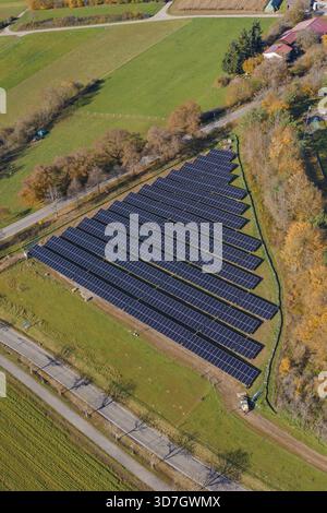 Campo di energia solare ordinato vicino ai campi e un piccolo villaggio dall'aria, Bau PV Freifaechenanlage, Weil der Stadt, Germania Foto Stock
