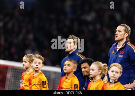Mika Godts visto durante la fase di Champions League tra AFC Ajax e SL Benfica (Maciej Rogowski/Ball Raw Images) Foto Stock