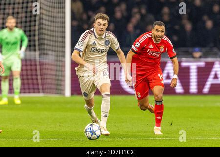 Mika Godts visto durante la fase di Champions League tra AFC Ajax e SL Benfica (Maciej Rogowski/Ball Raw Images) Foto Stock
