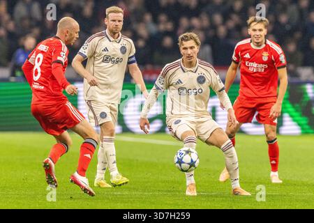 Mika Godts visto durante la fase di Champions League tra AFC Ajax e SL Benfica (Maciej Rogowski/Ball Raw Images) Foto Stock