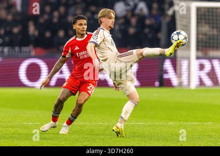 Mika Godts visto durante la fase di Champions League tra AFC Ajax e SL Benfica (Maciej Rogowski/Ball Raw Images) Foto Stock