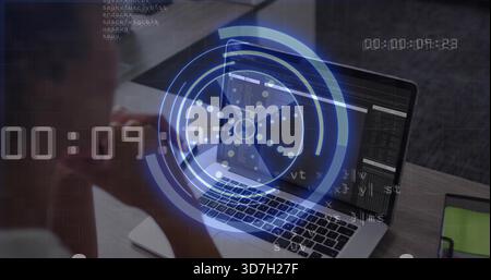 Visualizzazione di un timer HUD con codice notebook aperto sulla scrivania, donna in alto leggero su un tablet verde Foto Stock
